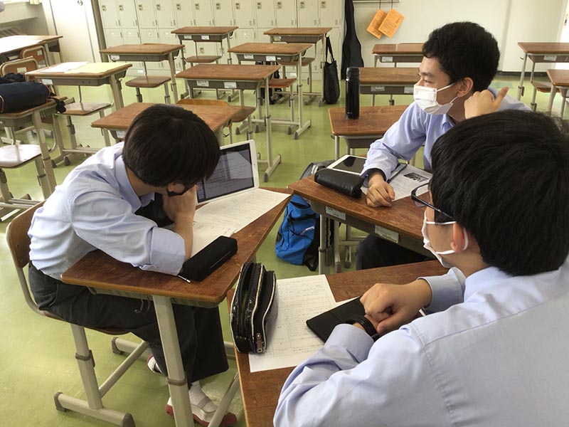 調べ学習の様子