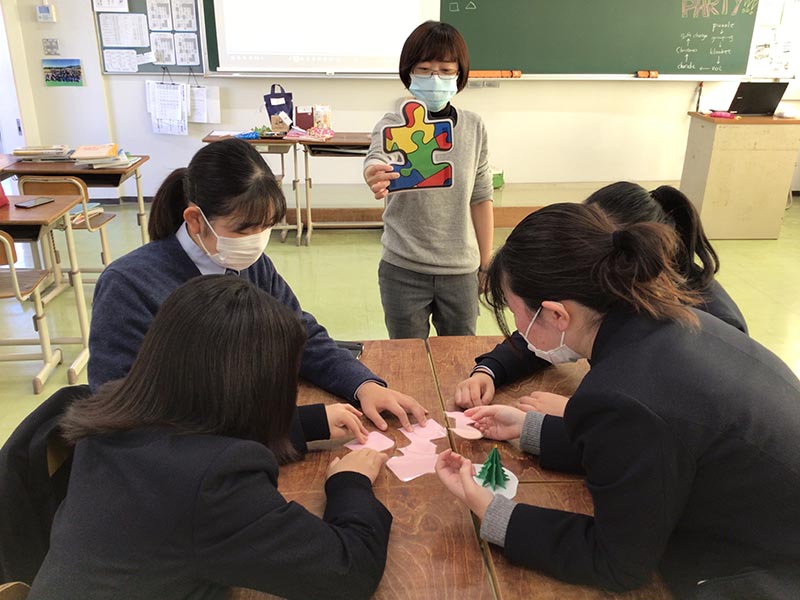 パズルに取り組む様子