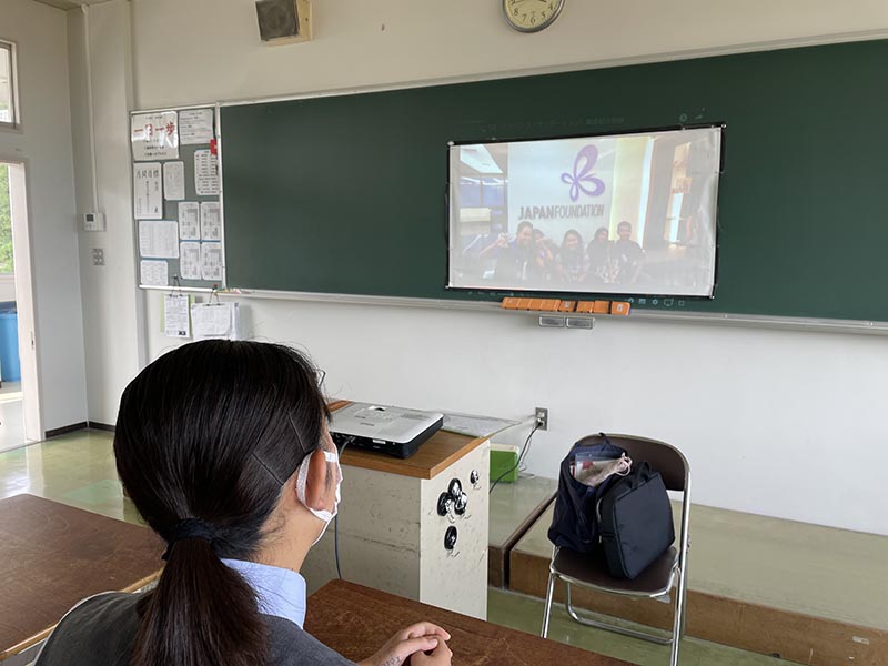 国際交流基金の動画を見る様子