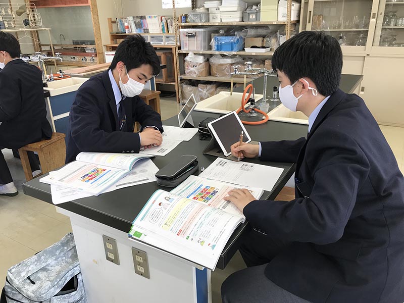 ipadで調べている様子