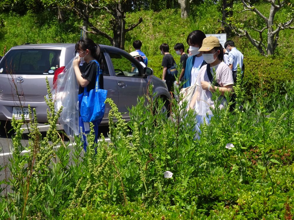 陸上競技場駐車場の清掃