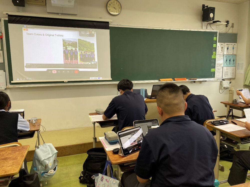 【日本の学生のプレゼンテーションを聞く様子】