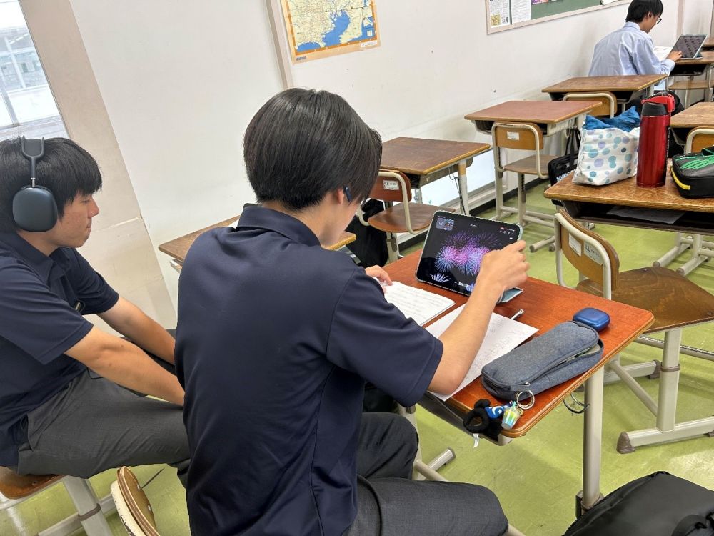 【写真を共有しながら説明をする様子】