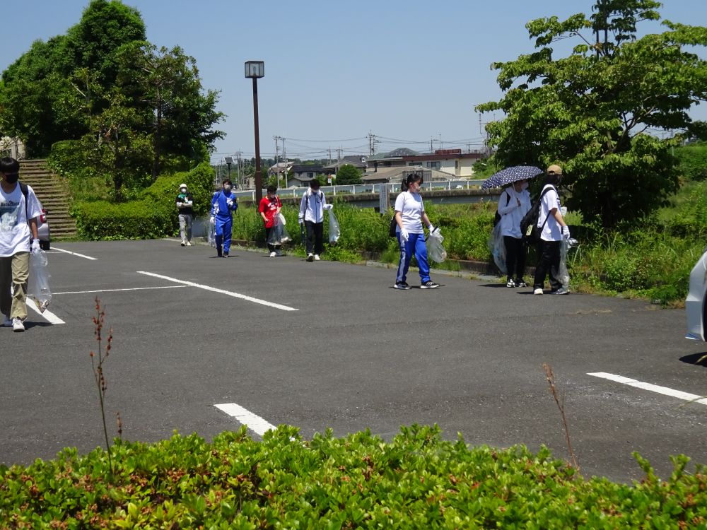 陸上競技場駐車場の清掃