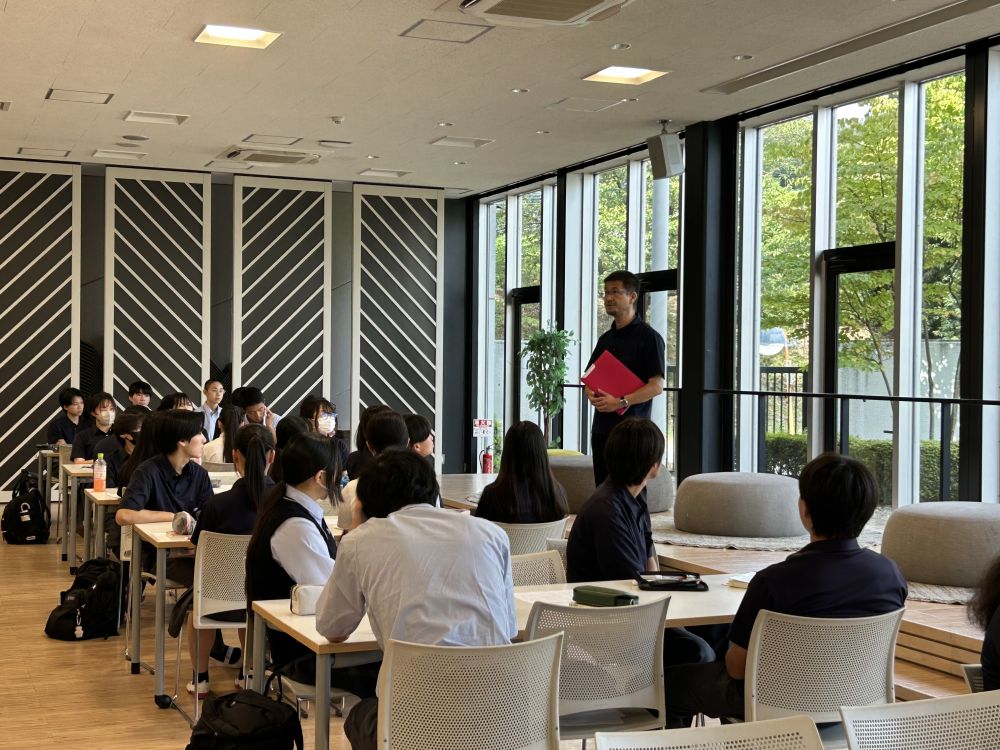 開校式では、先生方からサマーセミナーの歴史や意義についての話がありました。