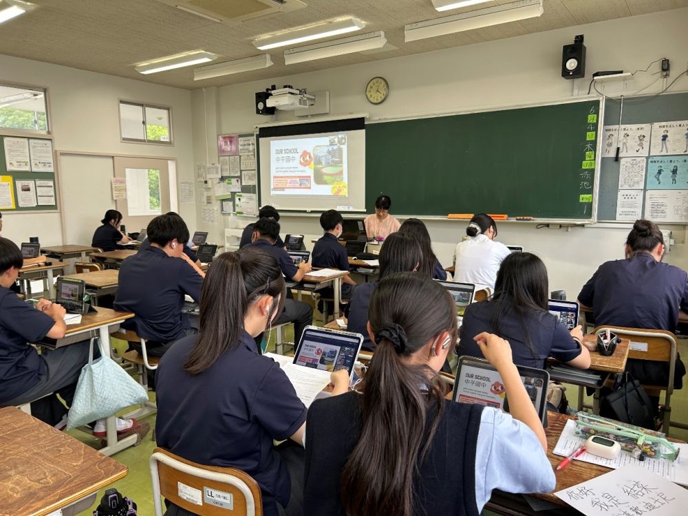 【台湾の学生のプレゼンテーションを聞く様子】