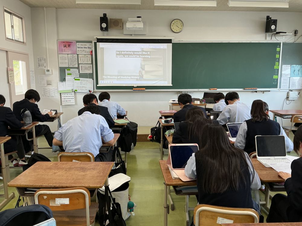 【全編英語の動画でしたが、みんな集中して視聴していました】