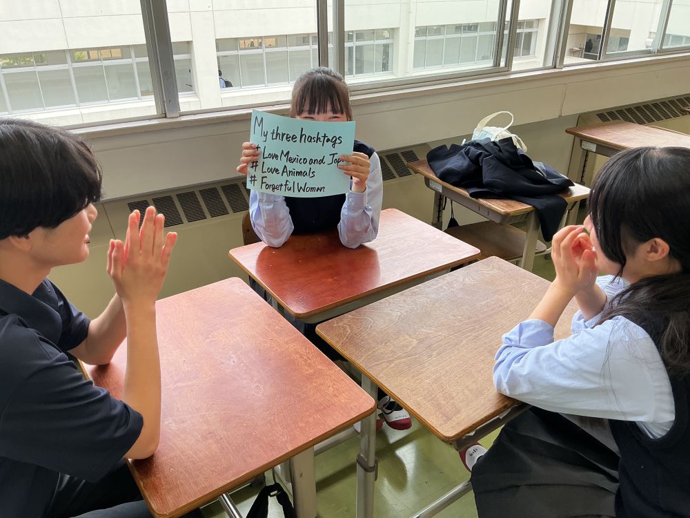 【頑張って英語で自己紹介をしています】