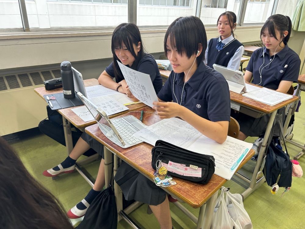 【台湾華語での自己紹介を行う様子】