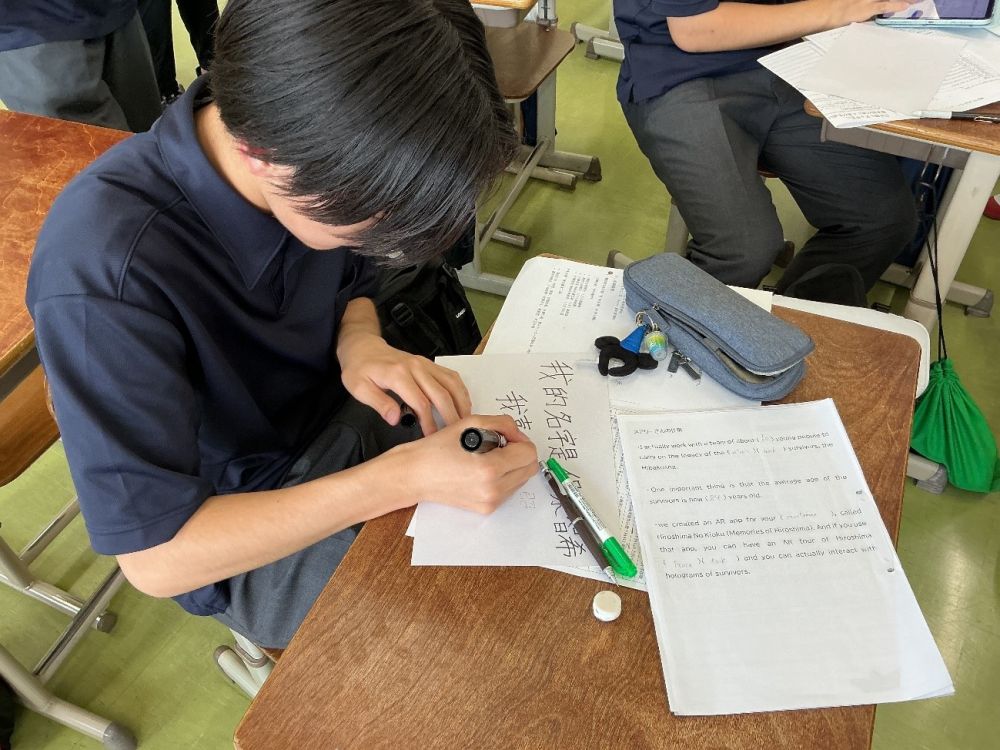 【台湾華語のメッセージボードを作成する様子】