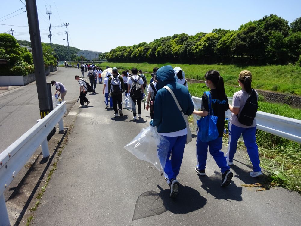 川の側道の清掃