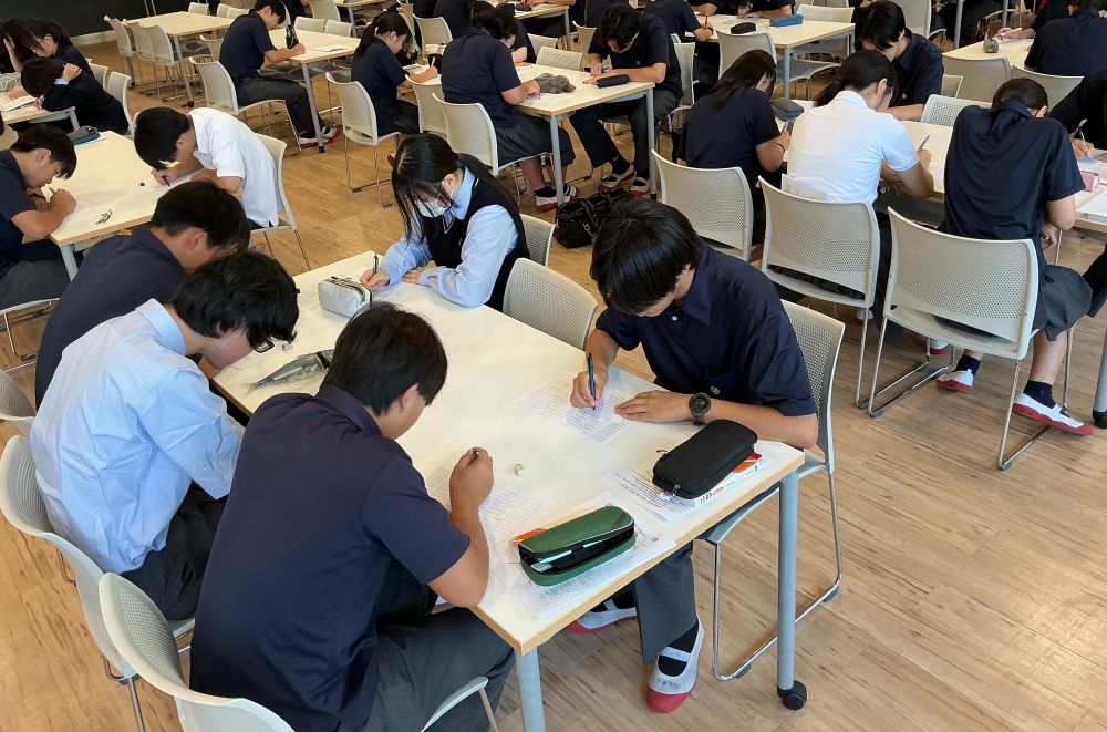 朝一番で英単語テストを実施し、脳を勉強モードに切り替えます。