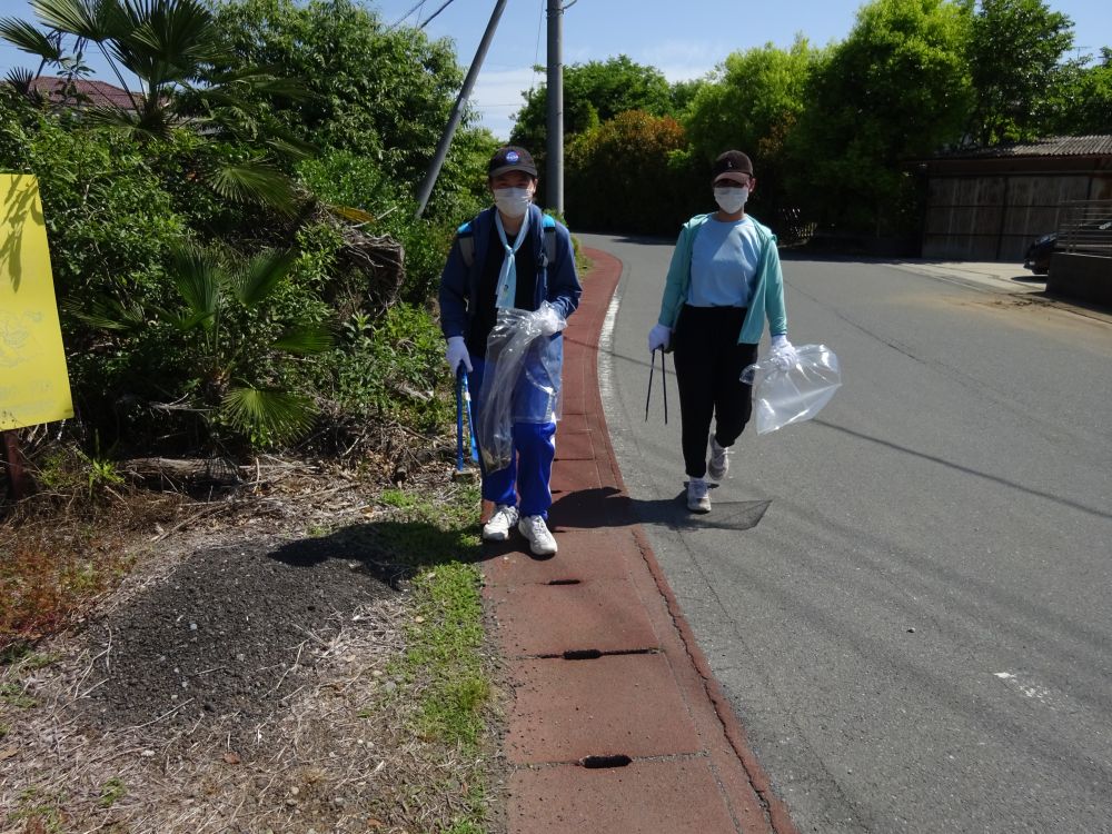 自転車の通学路の清掃