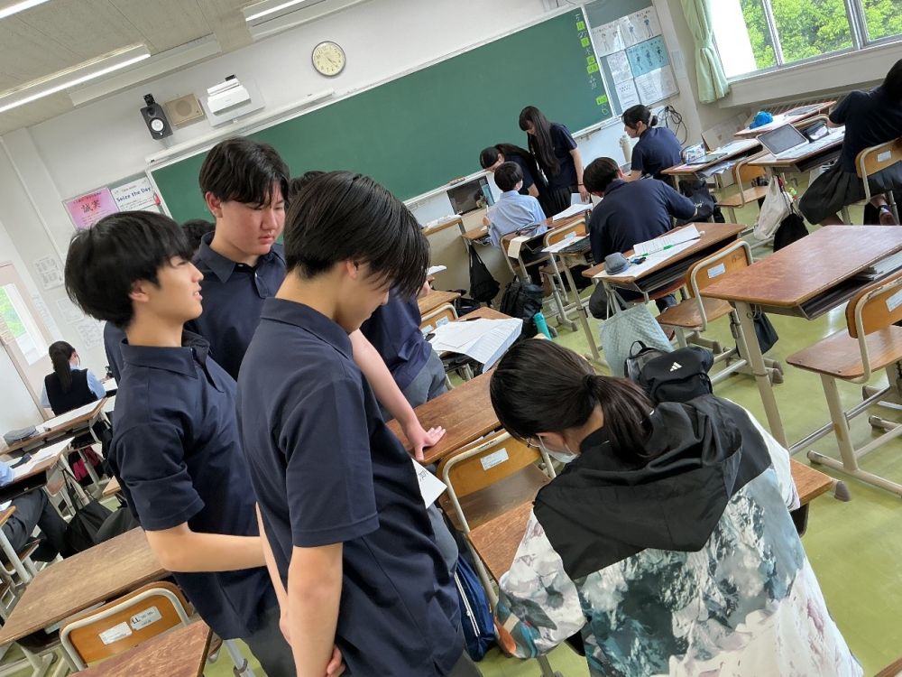 【発音指導を受ける様子】