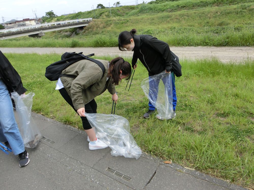 陸上競技横の滑川の土手のごみ拾い