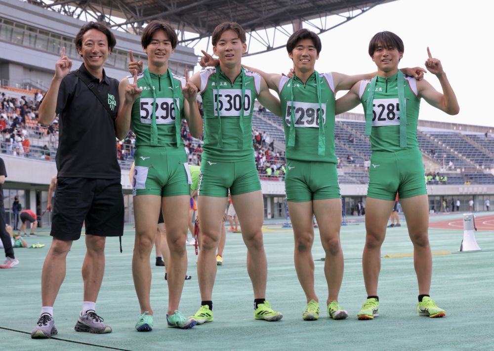 男子1600ｍリレーの選手と三武教諭