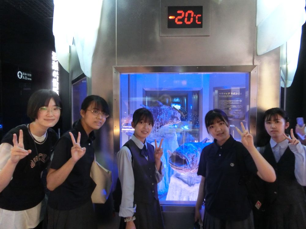 参加生徒の一番関心度が高い冷凍展示のシーラカンスを見て感激！！