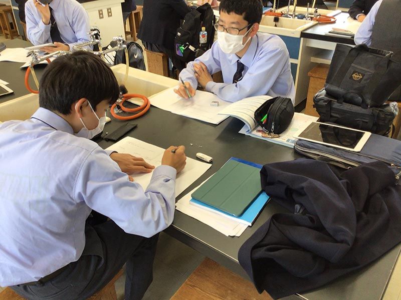 話し合いをしている生徒